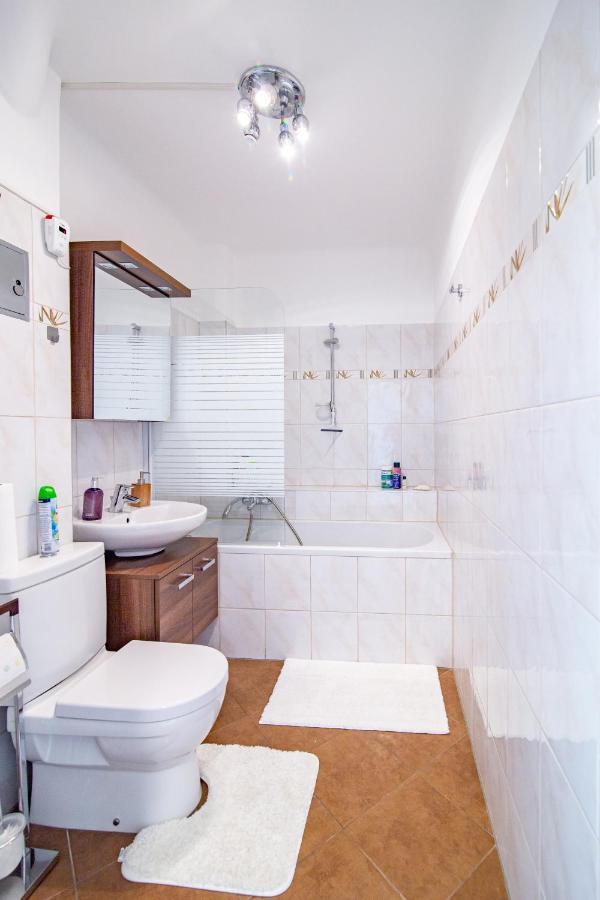 Best Rated Central Apartment Vienna - Ac, Wifi, 24H7Days Self Check-In, Board Games, Netflix מראה חיצוני תמונה